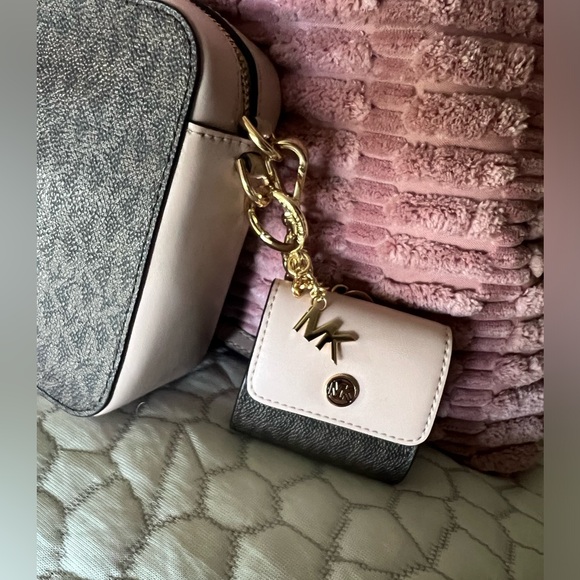 BRAND NEW. MICHEAL KORS CROSSBODY & Air Pods Case. Brown & blush Pink - Picture 9 of 12